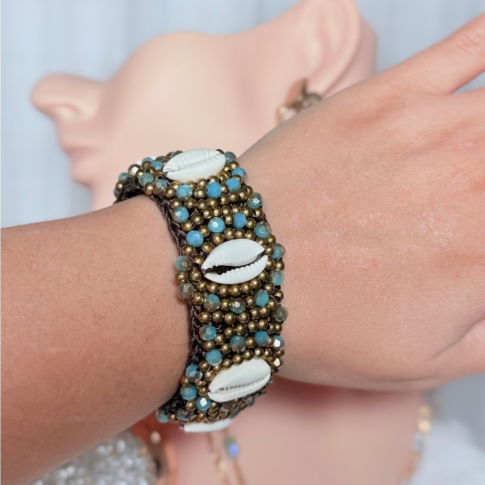 ⚜️ Handcrafted Beaded Bracelet with Shell Accents - Picture 7 of 11